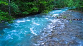 4KTurquoise Mountain River